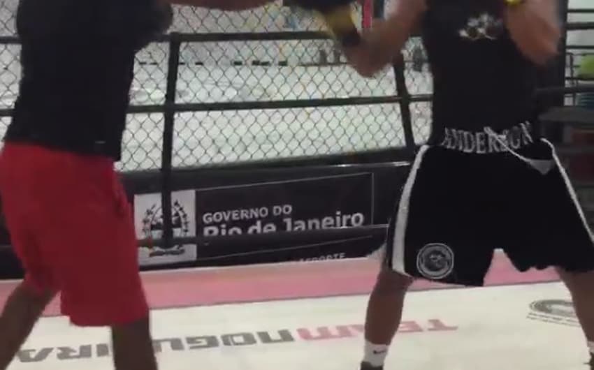 Anderson Silva treina boxe na Team Nogueira, no Rio de Janeiro (FOTO: Reprodução)