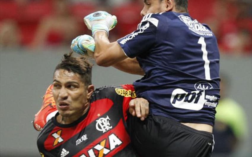Paolo Guerrero e Diego Oliveira disputam pela bola (Foto: Gilvan de Souza / Flamengo)