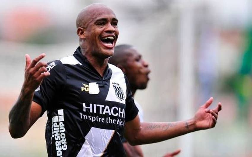 Alexandro, atacante da Ponte Preta comemora gol durante do Campeonato Brasileiro (Foto: Helio Suenaga /  Gazeta Press)
