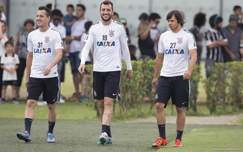 Rodriguinho, Edu Dracena e Romero em treino do Corinthians (Foto: Daniel Augusto Jr)