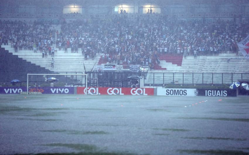 Tempestade atrapalhou o começo do duelo entre Vasco x Santos (Foto: Cleber Mendes/Lancepress!)