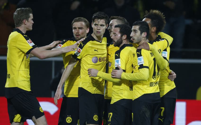 Jogadores comemoram um dos gols do Dortmund (Foto: Nobert Schmidt / AFP)