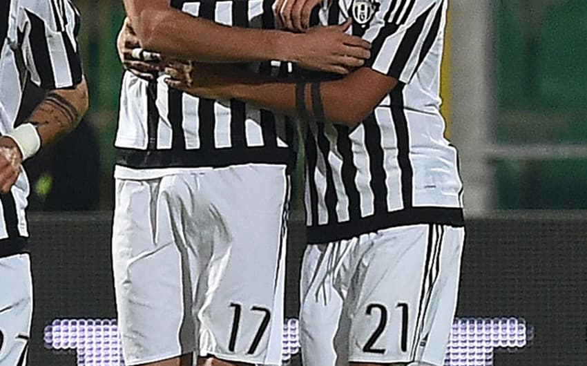 Mandzukic comemora o seu gol com Dybala (Foto: Gabriel Bouys / AFP)