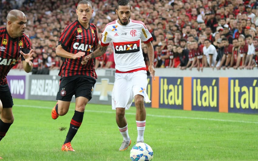 Confira as imagens da goleada do Atlético-PR sobre o Flamengo (foto:Guilherme Artigas / Fotoarena)