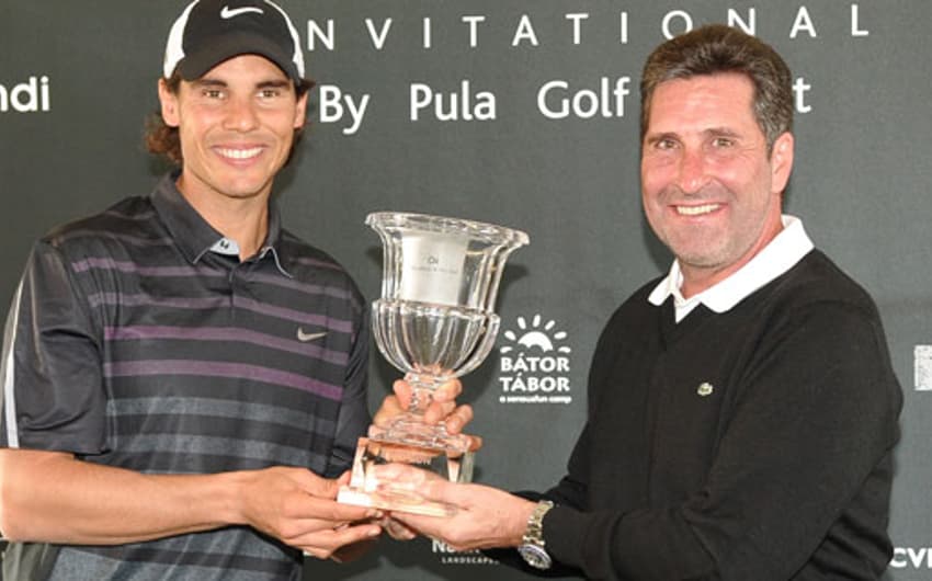 Rafael Nadal recebe troféu de torneio de golfe das mãos de José Maria Olazábal