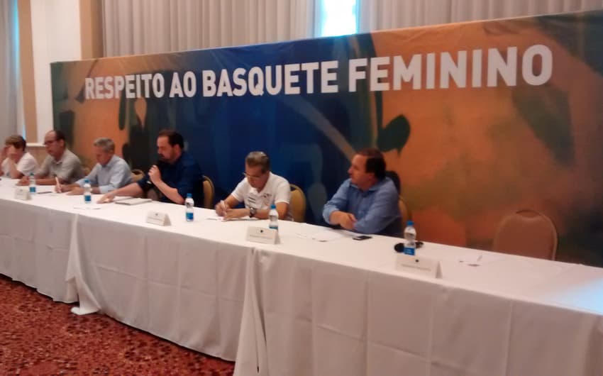 Colegiado formado pelos seis clubes que disputam a LBF se reuniram nesta quinta em São Paulo (Foto: Divulgação)
