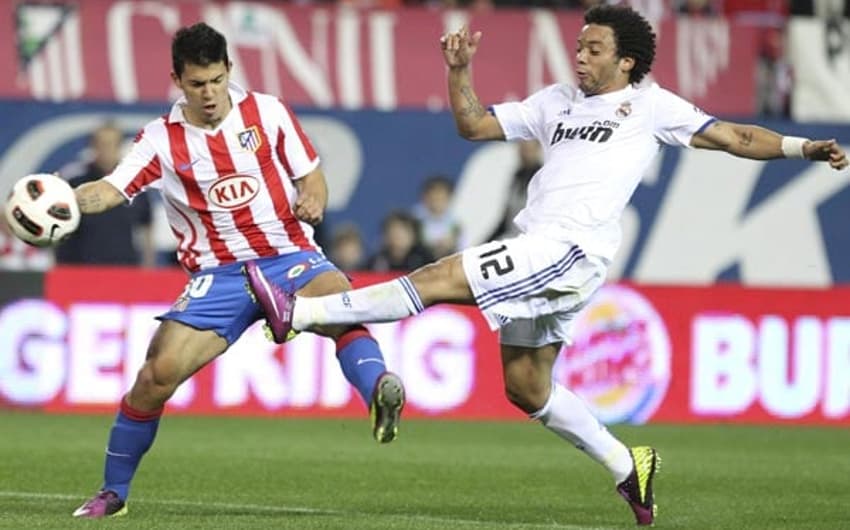 Agüero e Marcelo dividem bola (Foto: Arquivo Lance)