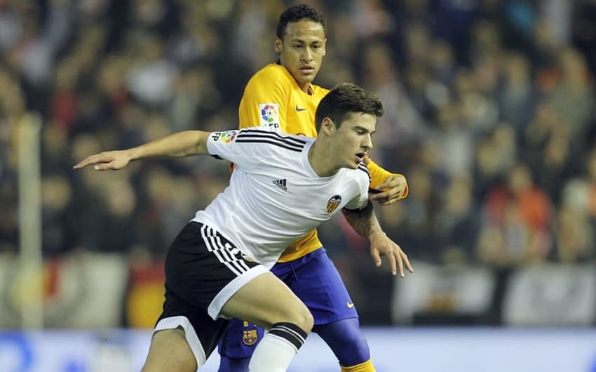 HOME - Valencia x Barcelona - Campeonato Espanhol - Neymar e Santi Mina (Foto: Jose Jordan/AFP)