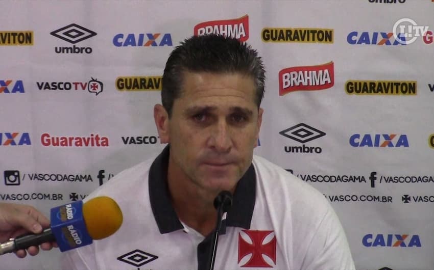 Jorginho se emociona após rebaixamento do Vasco: 'Entreguei a minha vida'