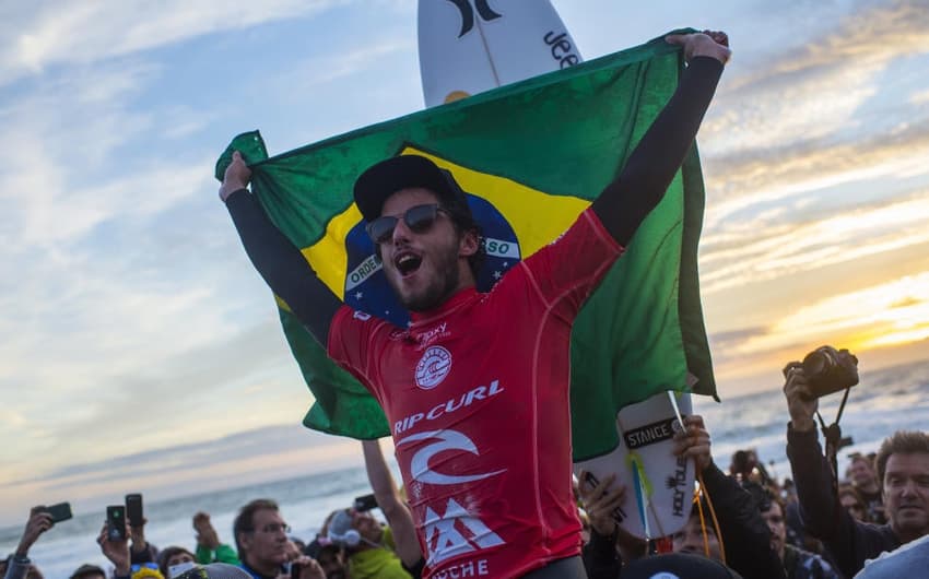 Filipe Toledo celebra vitória na penúltima etapa do ano, em Peniche (POR) (Foto: Divulgação/WSL)