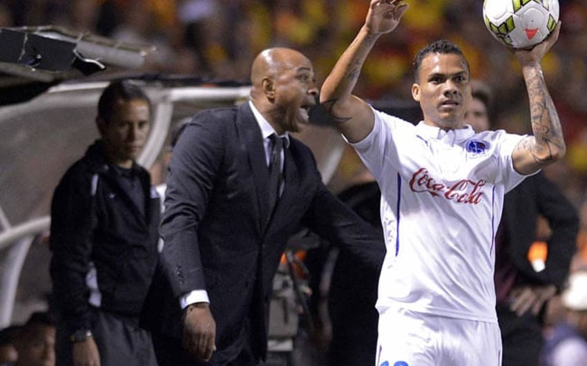 Peralta chegou a ser convocado para a seleção na Copa de 2014, mas foi cortado por lesão (Foto: Ezequiel Becerra / AFP)