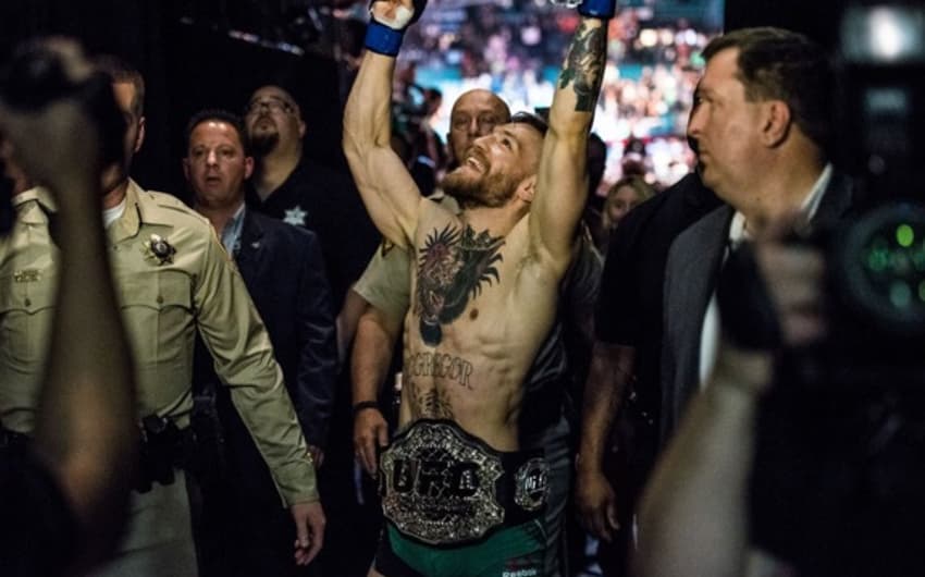 Conor McGregor é o novo campeão absoluto dos penas do UFC (FOTO: Reprodução)