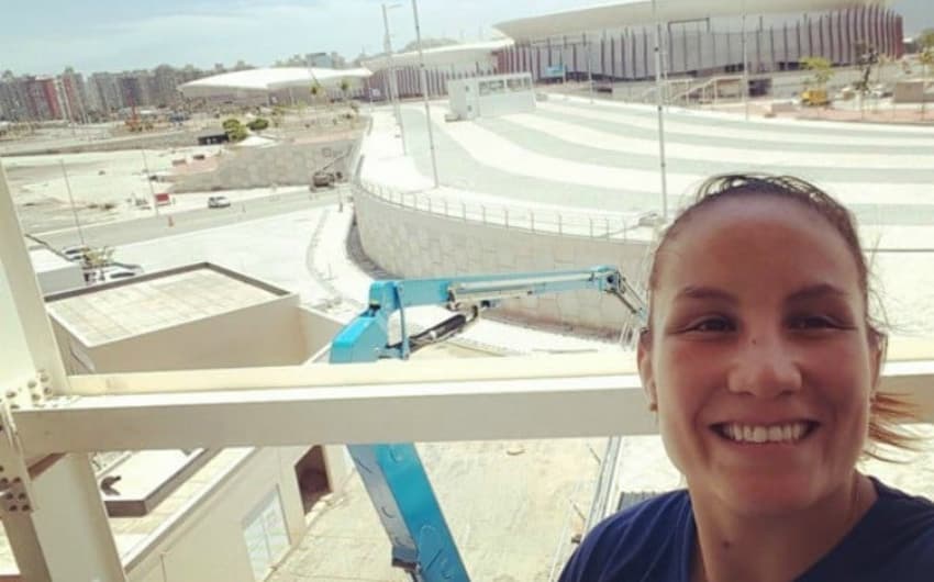Maria Portela posa em dos complexos do recém inaugurado Parque Olímpico