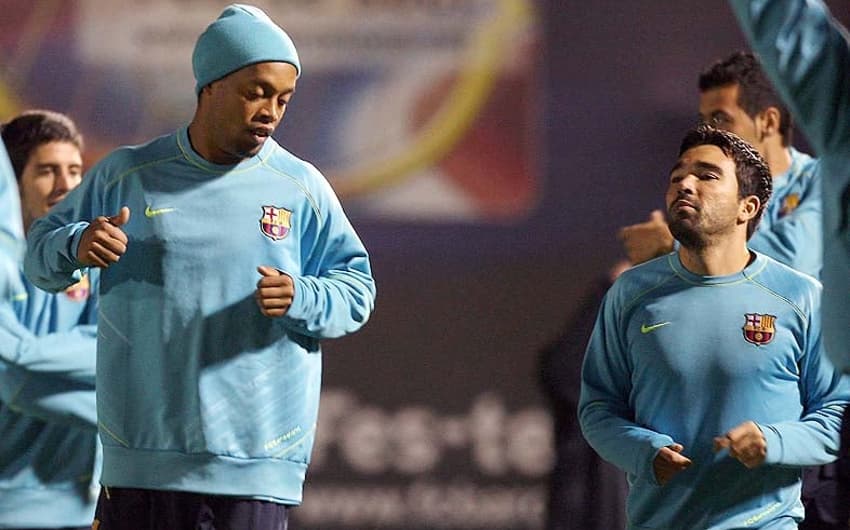 Ronaldinho tornou-se grande amigo de Deco nos tempos de Barcelona (Foto: Arquivo LANCE!)