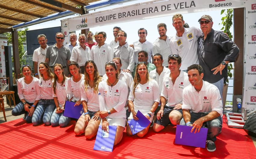 Equipe brasileira de vela posa com padrinhos no Rio