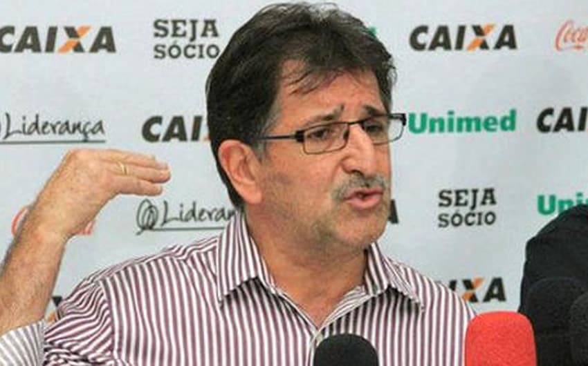 HOME - René Simões é apresentado como técnico do Figueirense (Foto: Luiz Henrique/Figueirense)