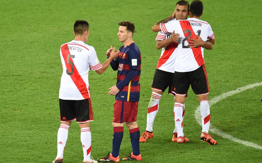 Kranevitter cumprimenta Messi após derrota para o Barcelona no Mundial (Foto: Toru Yamanaka / AFP)