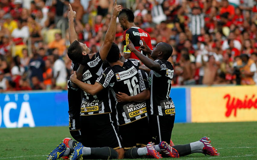Anúncio inusitado na camisa do Botafogo (Foto: Vitor Silva / SSPress)