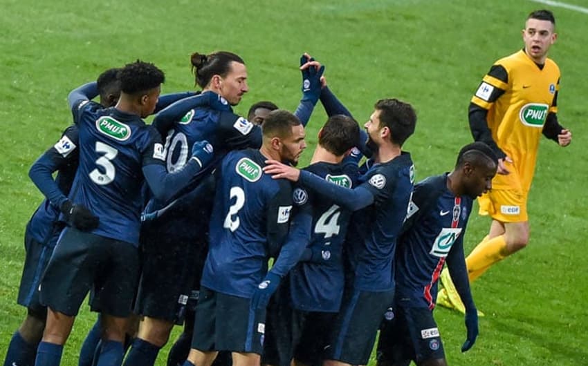 Jogadores comemoram gol de Ibrahimovic (Foto: Philippe Hugen / AFP)