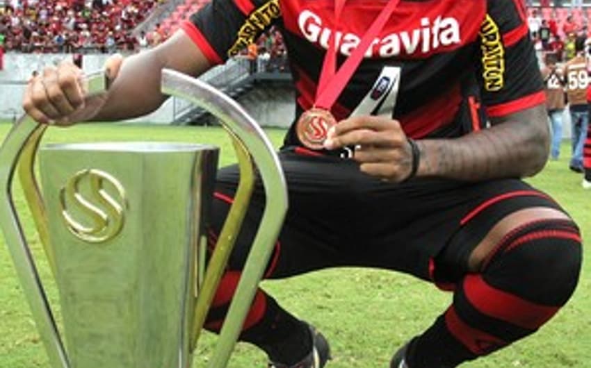 Samir com a taça de torneio amistoso após marcar o gol da vitória sobre o São Paulo, em janeiro (Foto: Gilvan de Souza / Flamengo)