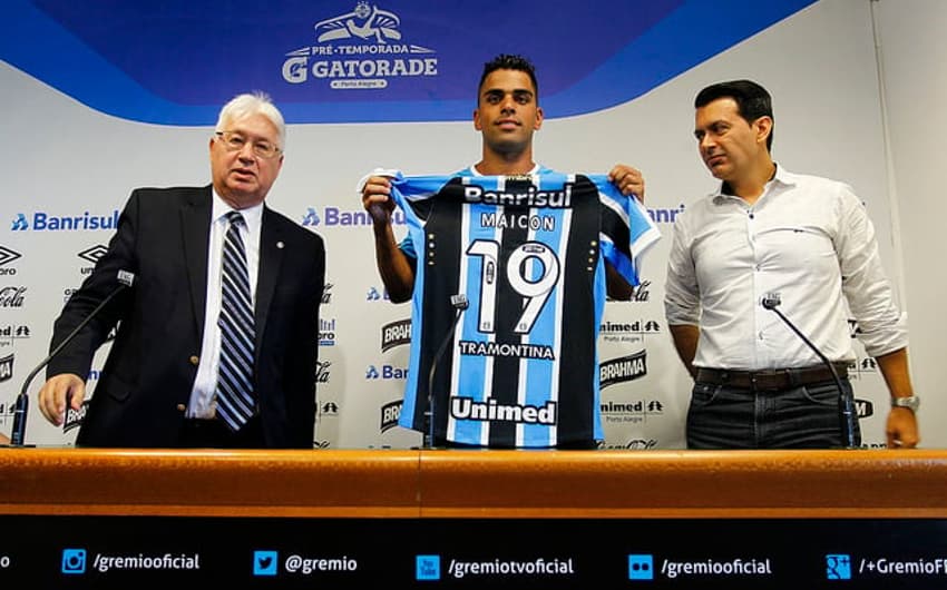 Contratado em definitivo, Maicon foi "apresentado" no Grêmio (Foto: Lucas Uebel/Grêmio)