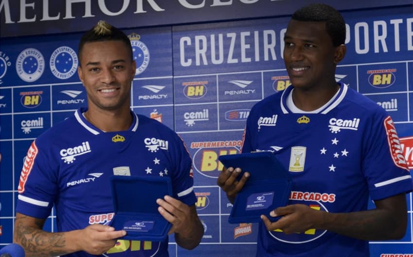 Rafael Silva e Douglas Coutinho são apresentados de forma oficial