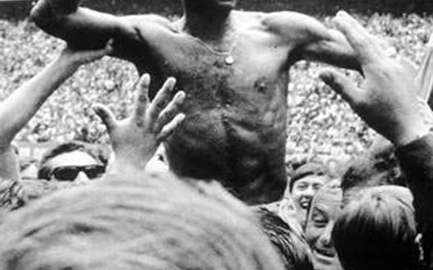Rei do Futebol, Pelé jamais ganhou a Bola de Ouro, pois entre&nbsp;1956 e 1995 a honraria era dada apenas para europeus