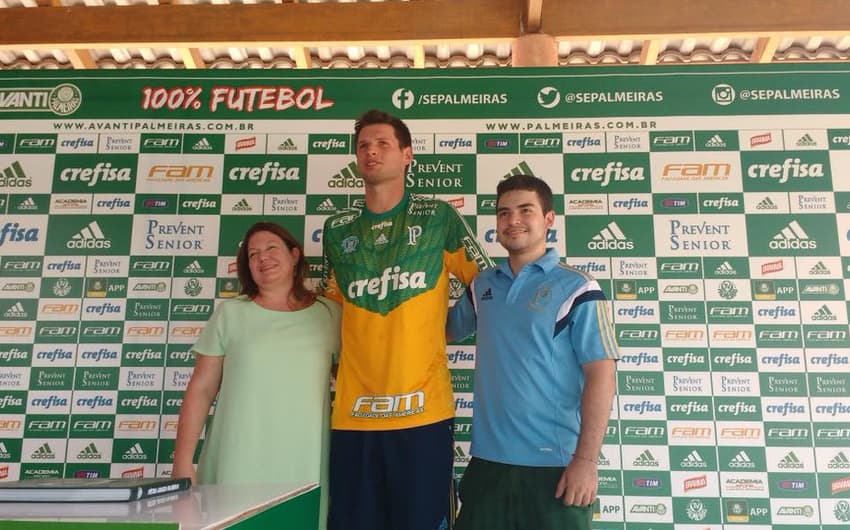 Vagner é apresentado ao lado de sócios-torcedores do Palmeiras