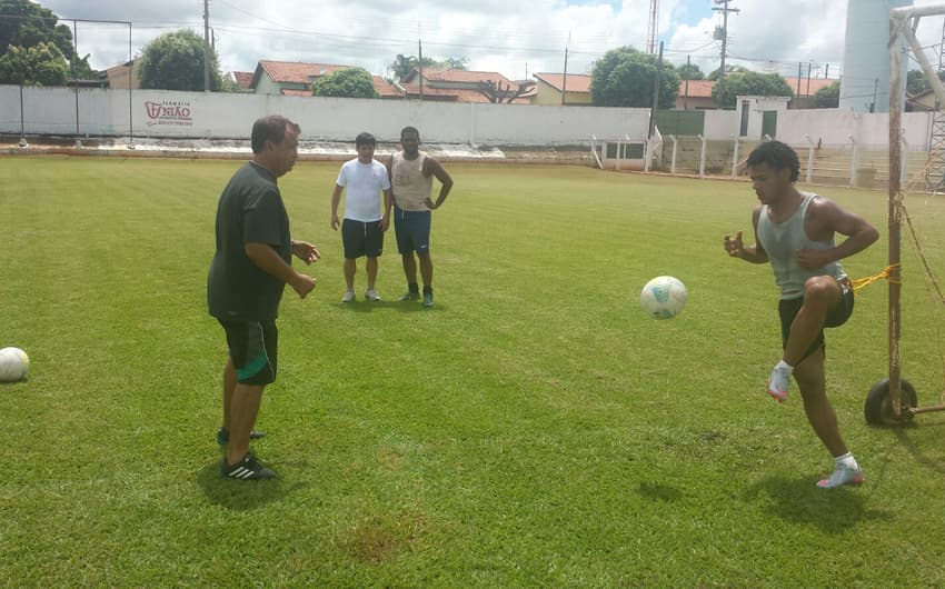 Romarinho treinando em sua cidade natal, durante visita ao Brasil (Foto: Divulgação)
