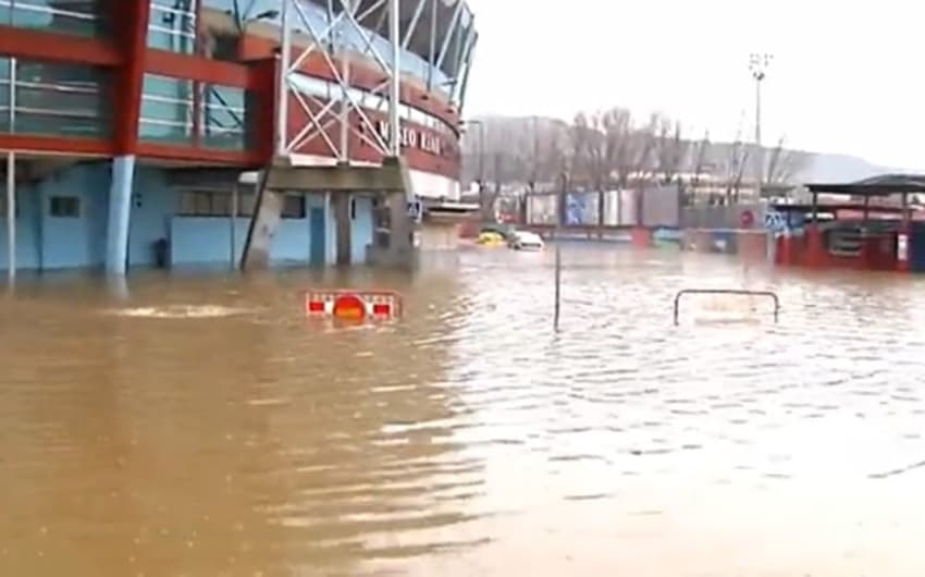 HOME - Balaídos, estádio do Celta de Vigo, inundado por causa da chuva (Foto: Reprodução)