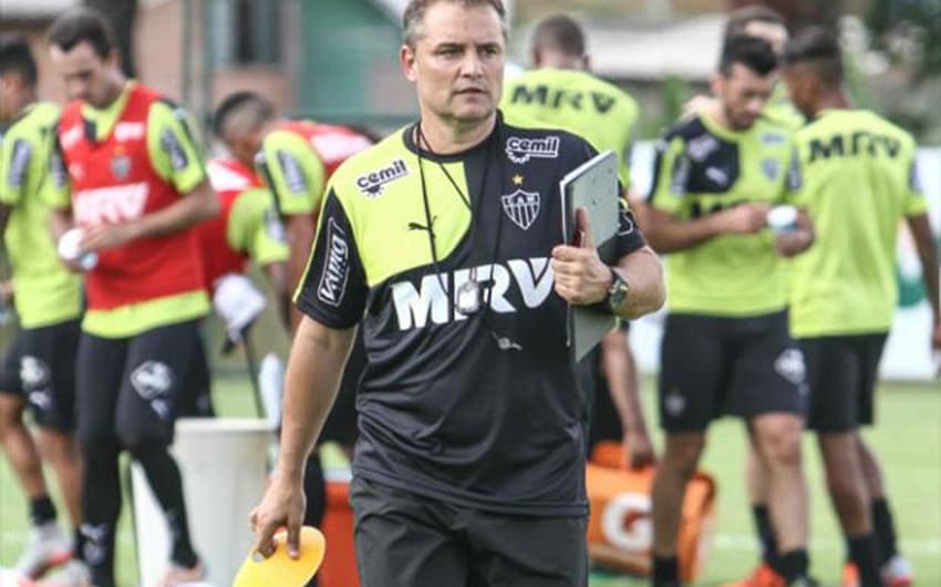 Aguirre durante treino na Cidade do Galo (Foto: Bruno Cantini)