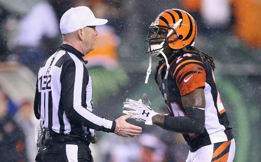 Adam Jones reclama com o juiz após ser punido em duelo contra o Steelers (Foto: AFP)