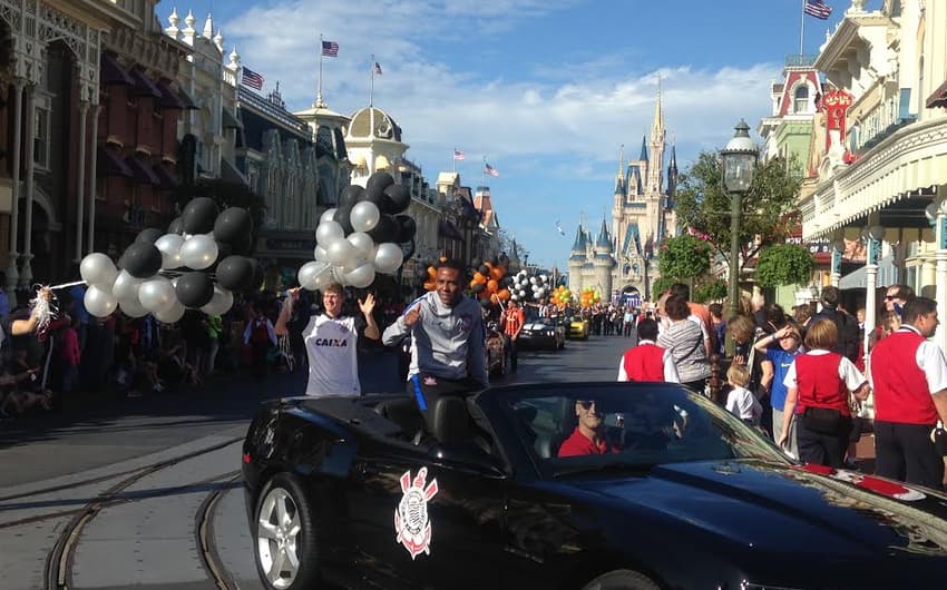 Elias desfila na Parada da Disney