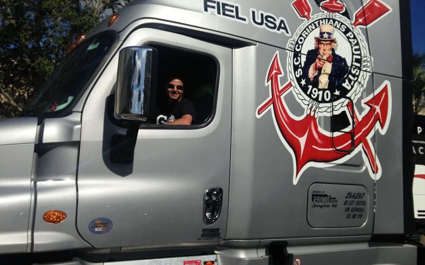 Ricardinho em seu caminhão, todo estilizado com o símbolo do Corinthians (Foto: Bruno Cassucci)