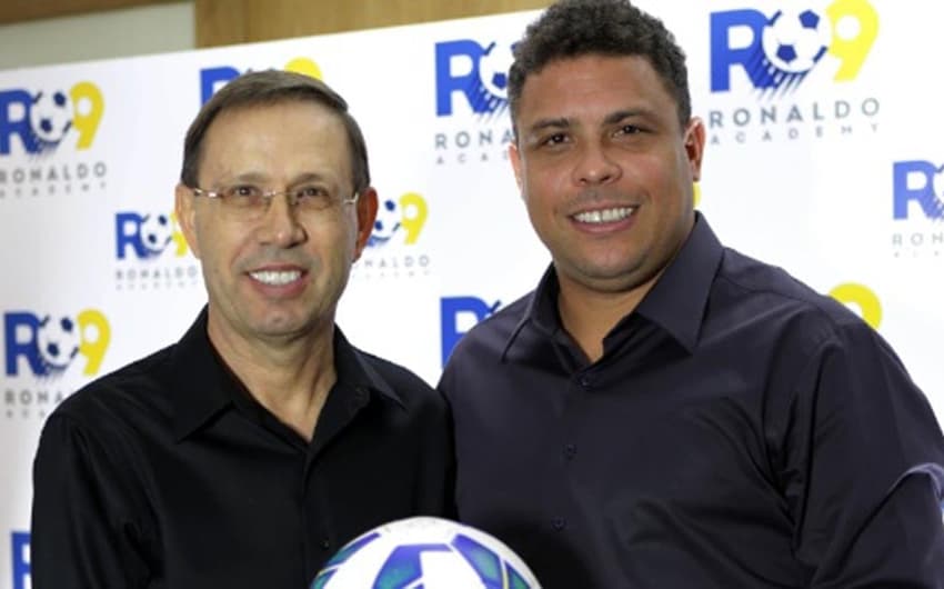 Escolinha de futebol do Ronaldo, Carlos Wizard e Ronaldo
