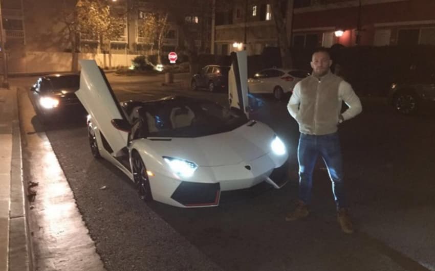 Conor McGregor aparece ao lado de Lamborghini branca (FOTO: Reprodução)