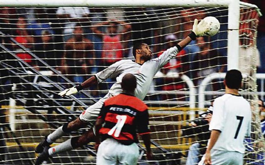 Em 2001, Petkovic cobrou falta com precisão e fez o gol do título carioca