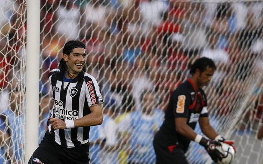Loco Abreu marcou de cavadinha na final do Carioca em 2010, deixando Bruno na saudade