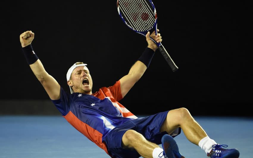 Em seu último torneio da carreira antes de se aposentar, Hewitt comemora vitória sobre James Duckworth no Aberto da Austrália de 2016