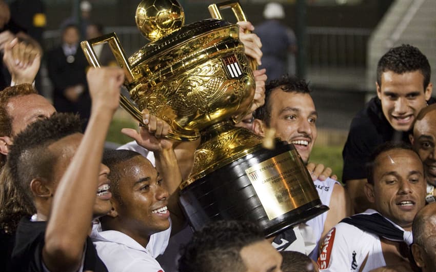 O Santos conquistou o troféu de 2010 ao passar pelo Santo André