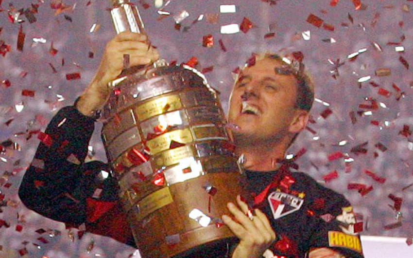 O capitão Rogério Ceni ergue a taça de campeão da Copa Libertadores de 2005 no Morumbi