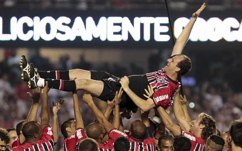 Em dezembro de 2015, Rogério Ceni realizou jogo de despedida com grande festa no Morumbi