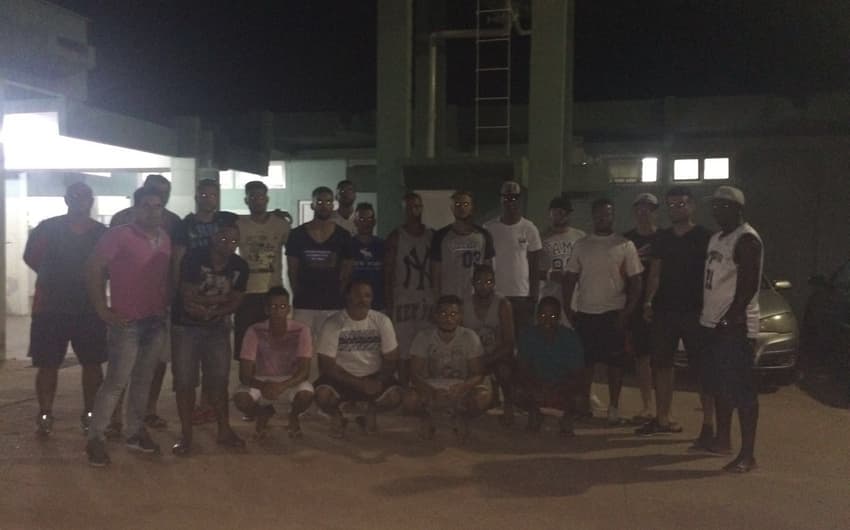 Grupo de jogadores do Misto na última quinta-feira em frente a delegacia local (Foto: Divulgação)
