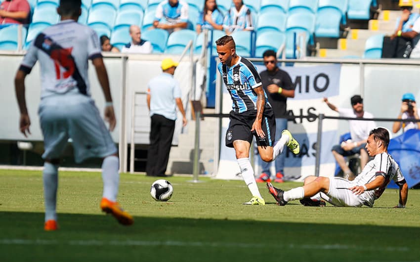 Grêmio, de Luan, sofreu com algumas entradas duras do Danubio (Foto: Lucas Uebel/Grêmio)