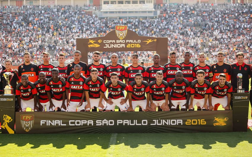 Time do Flamengo posando antes do duelo