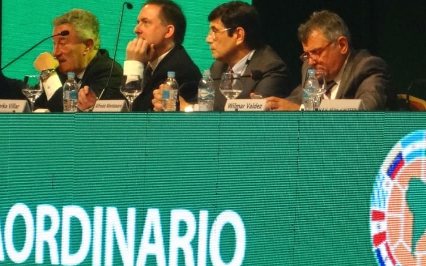 Luis Segura é o primeiro da esquerda para a direita na mesa da Conmebol (Foto: Igor Siqueira)