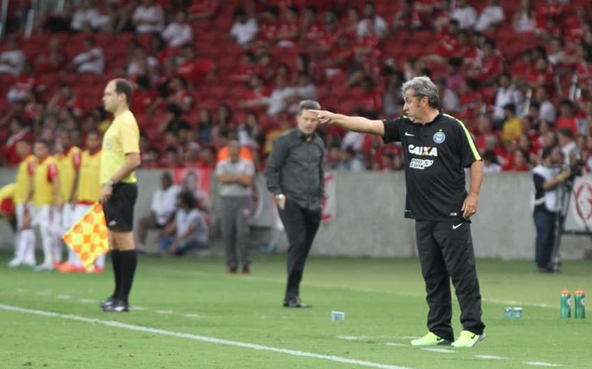 Gilson Kleina passa instruções durante jogo contra o Inter na abertura da Copa Sul-Minas-Rio (Foto: Divulgação/ Site Oficial Coritiba)