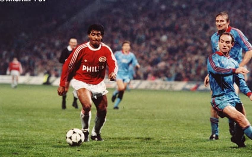 Romário em ação pelo PSV. Baixinho marcou 165 em 167 gols pelo clube holandês entre 1988 e 1993