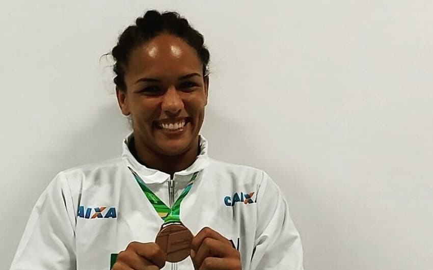 Aline Silva posa com a medalha de bronze conquistada no evento-teste no Rio de Janeiro (Foto: Divulgação)