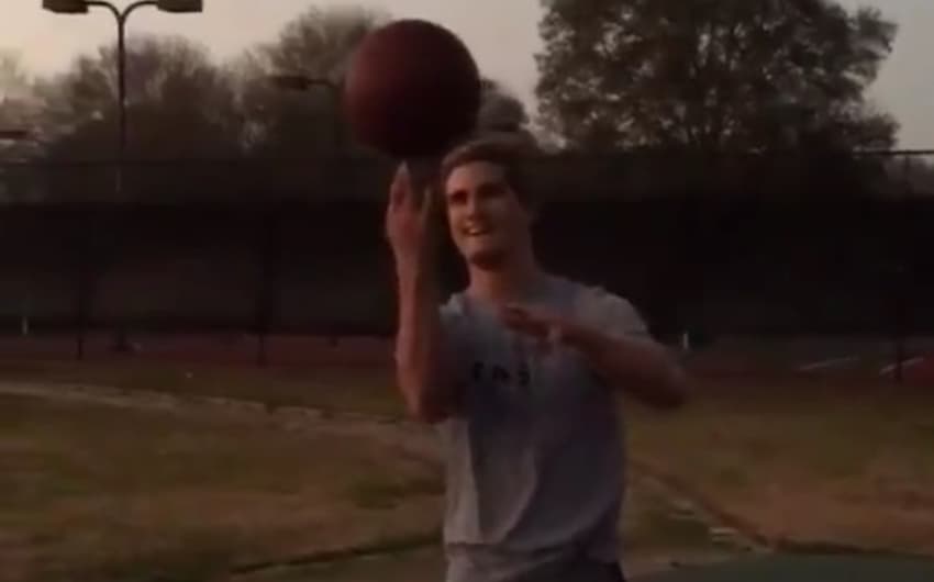 Sage Northcutt faz malabarismo com bola de basquete enquanto manda mensagem para os fãs (FOTO: Reprodução)